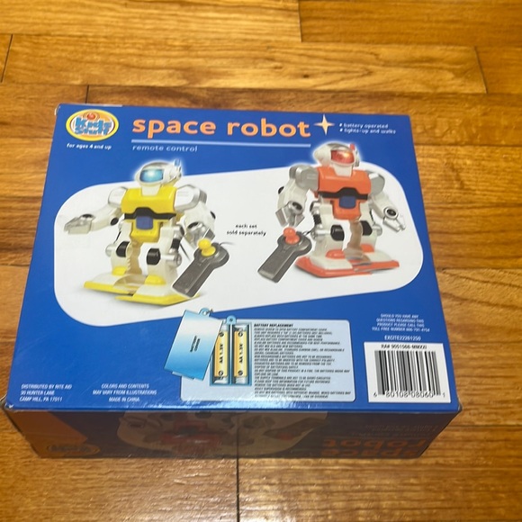 Kids Stuff - Space Robot with Light & Walks - Picture 4 of 9